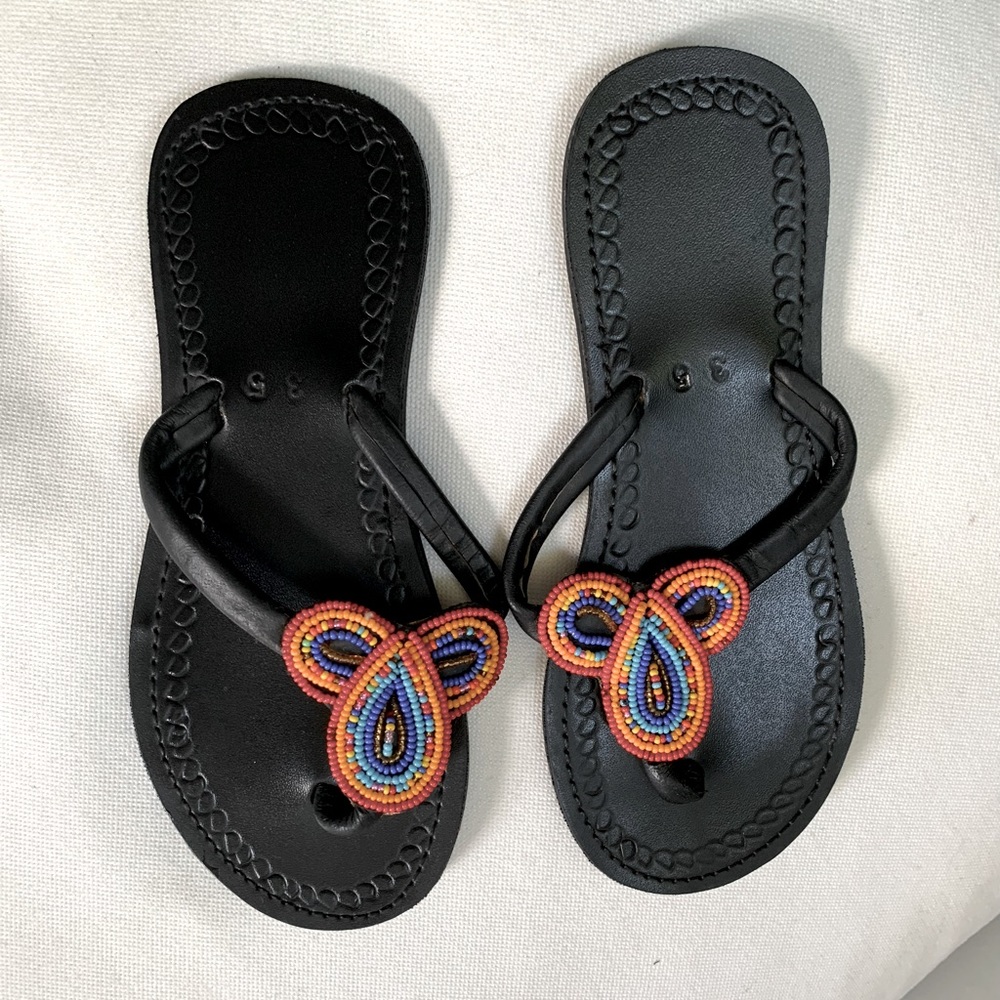 Like new very well made girls sandals 🦚